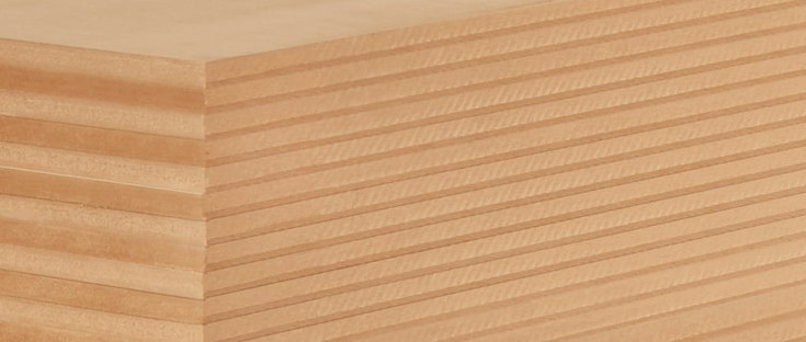 Nahaufnahme einer MDF-Platte mit feiner Schichtung, ideal für Möbelbau und Innenausbau.