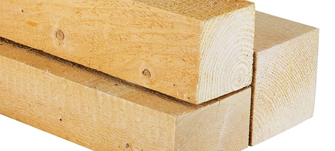 Nahaufnahme von Kanthölzern mit sichtbarer Holzmaserung, ideal für den Holzbau und konstruktive Anwendungen.
