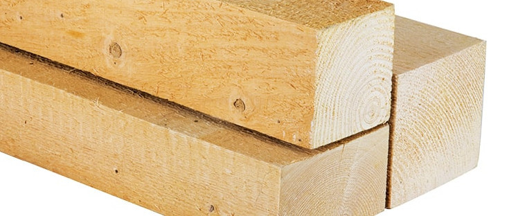 Nahaufnahme von Kanthölzern mit sichtbarer Holzmaserung, ideal für den Holzbau und konstruktive Anwendungen.