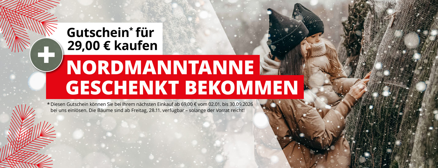 Mutter und Kind schauen sich Weihnachtsbäume an - Teaser Gutschein kaufen, Nordmanntanne geschenkt bekommen. 